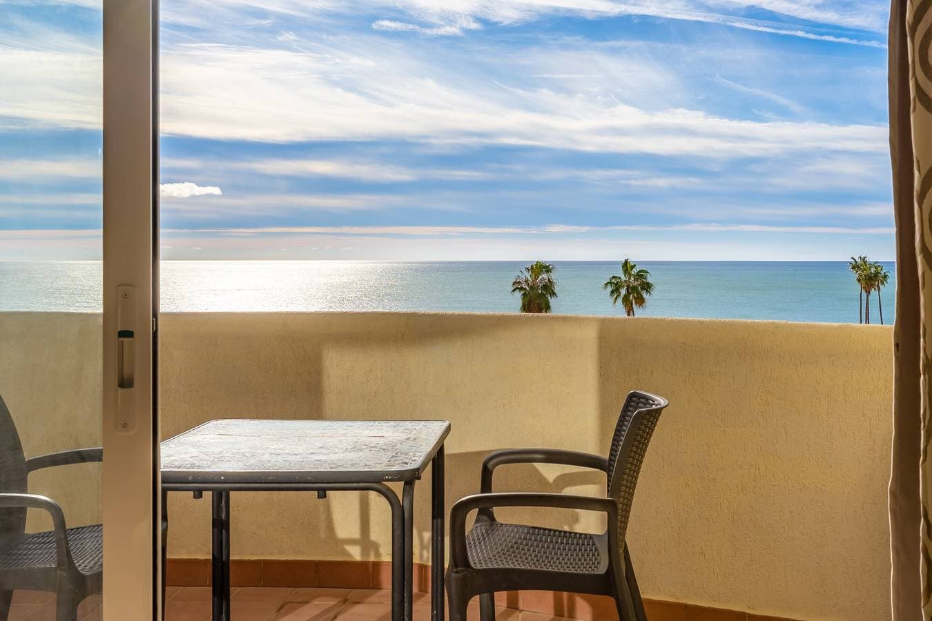 Foto 3 von 24: Apartment 'Benalbeach Sea Front' mit Meerblick, WLAN und Klimaanlage