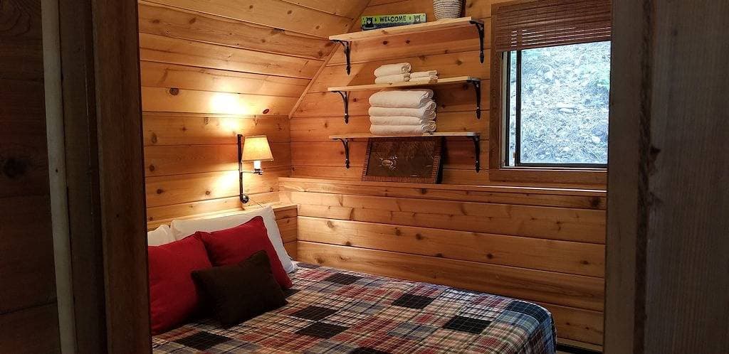 Foto 7 von 11: Herrliche Aussicht auf den Chelansee! Einzigartige \"Baumhaus\" -Kabine mit 2 Schlafzimmern und 1 Bad