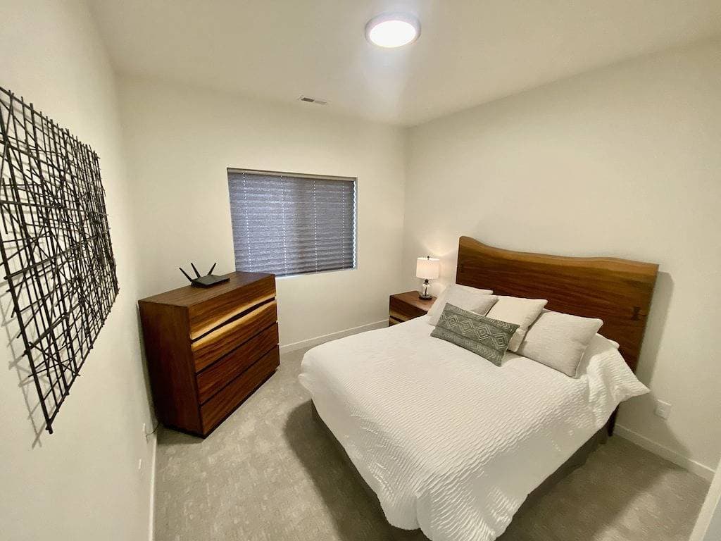 Foto 10 von 16: Clean, Comfortable, and Modern Cda Retreat inside Gated Community.