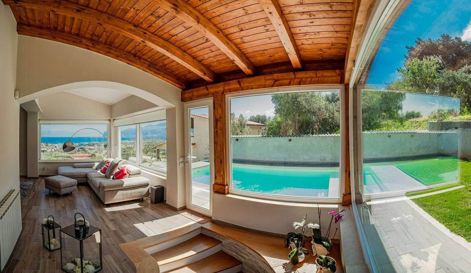 Helle Villa am Golf mit Swimmingpool 1