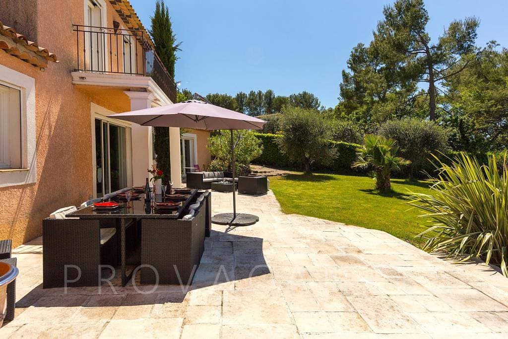 Foto 8 von 53: Schönes Ferienhaus mit Pool in Le Rouret