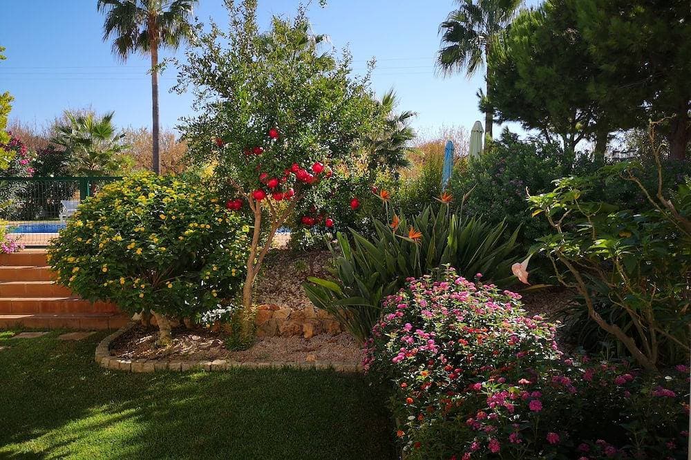 Foto 9 von 16: Ferienhaus mit Garten und Pool