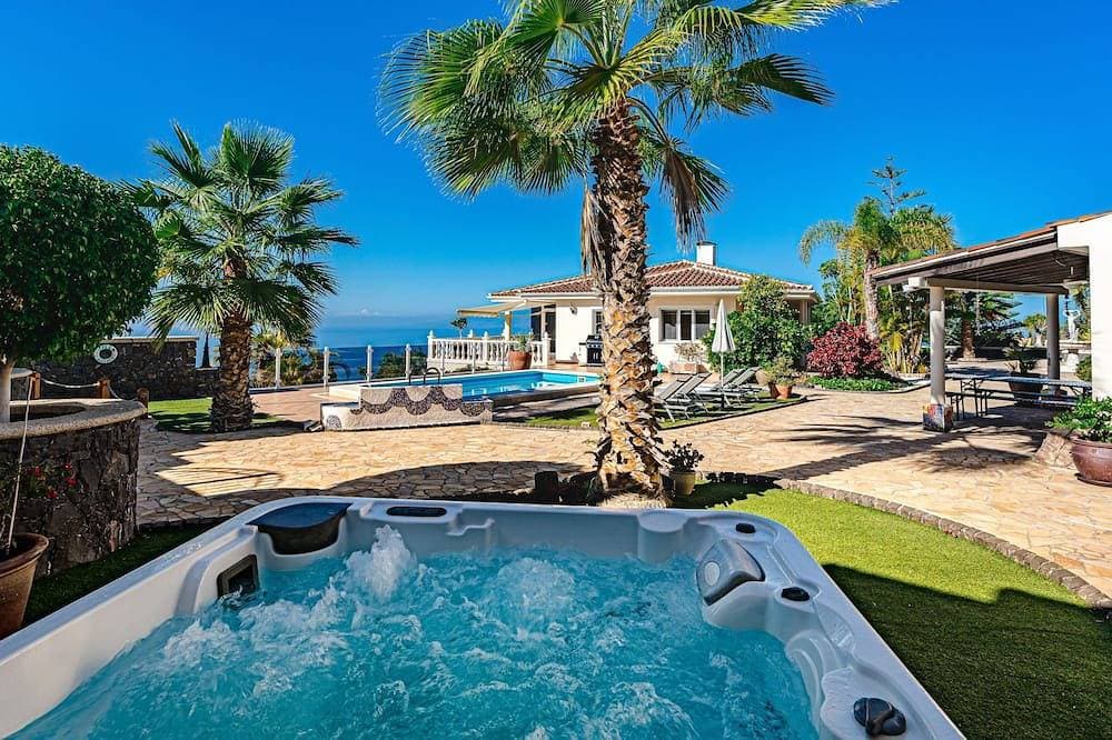 Luxusvilla mit fantastischem Meerblick 1