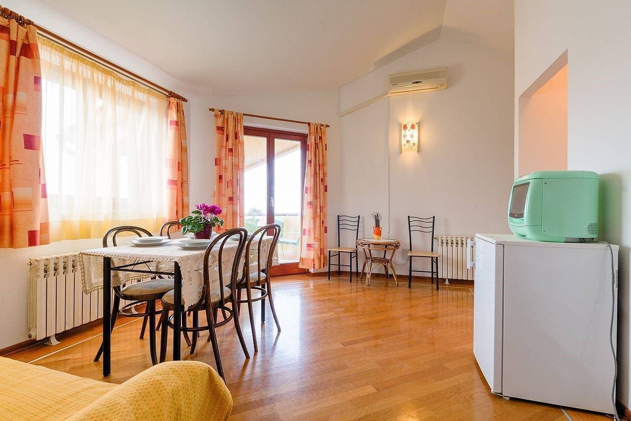 Foto 8 von 55: Ferienwohnung La Vista mit Meerblick und eigener Terrasse mit Grill auf dem Garten bei Pula