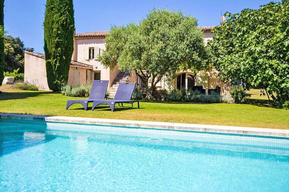 Schönes alleinstehendes Ferienhaus für 9 Leute mit privatem Pool,  W-Lan, TV und Terrasse 1