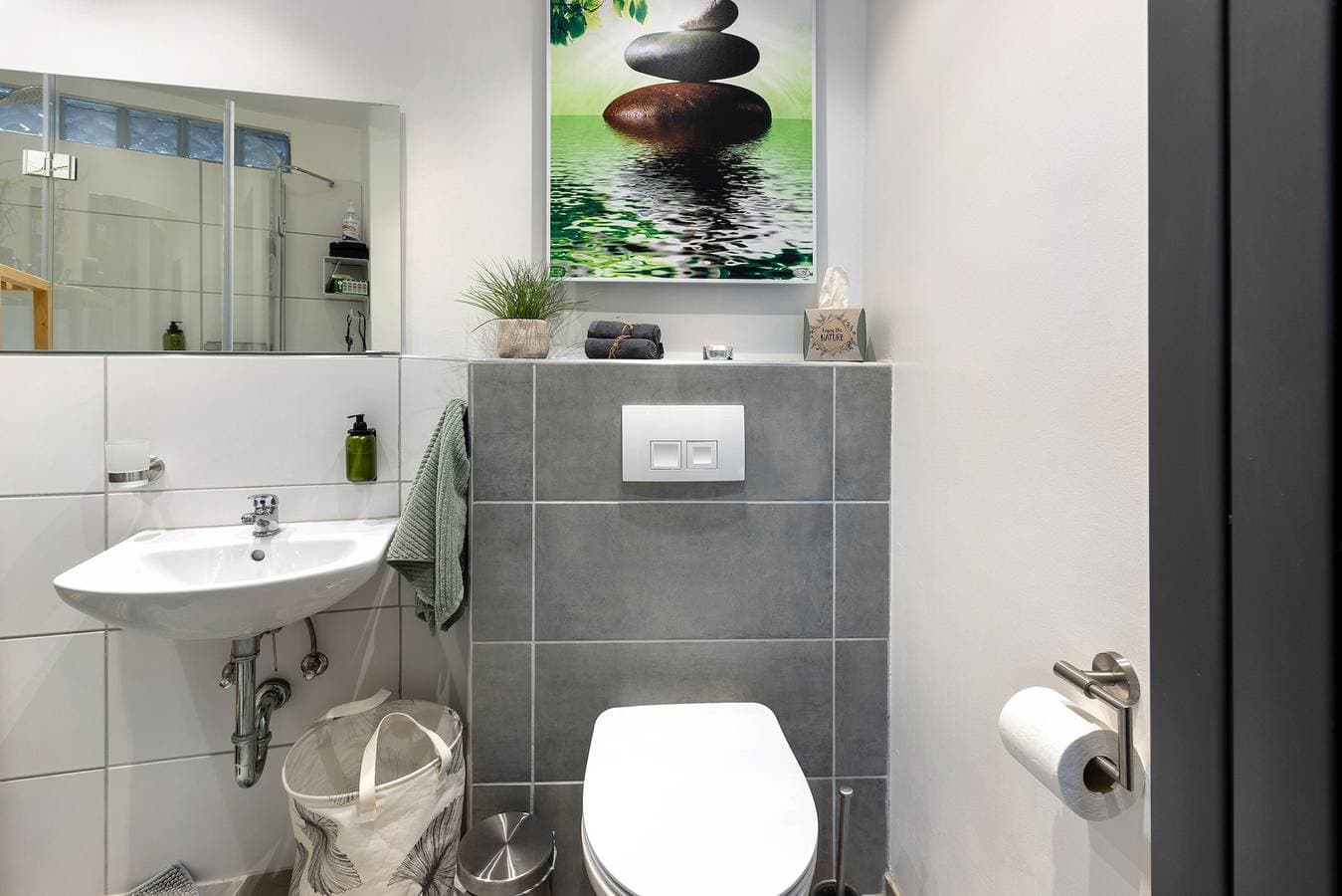 Foto 10 von 22: Ferienwohnung 'Am Hohentwiel' mit Bergblick, privater Terrasse und WLAN
