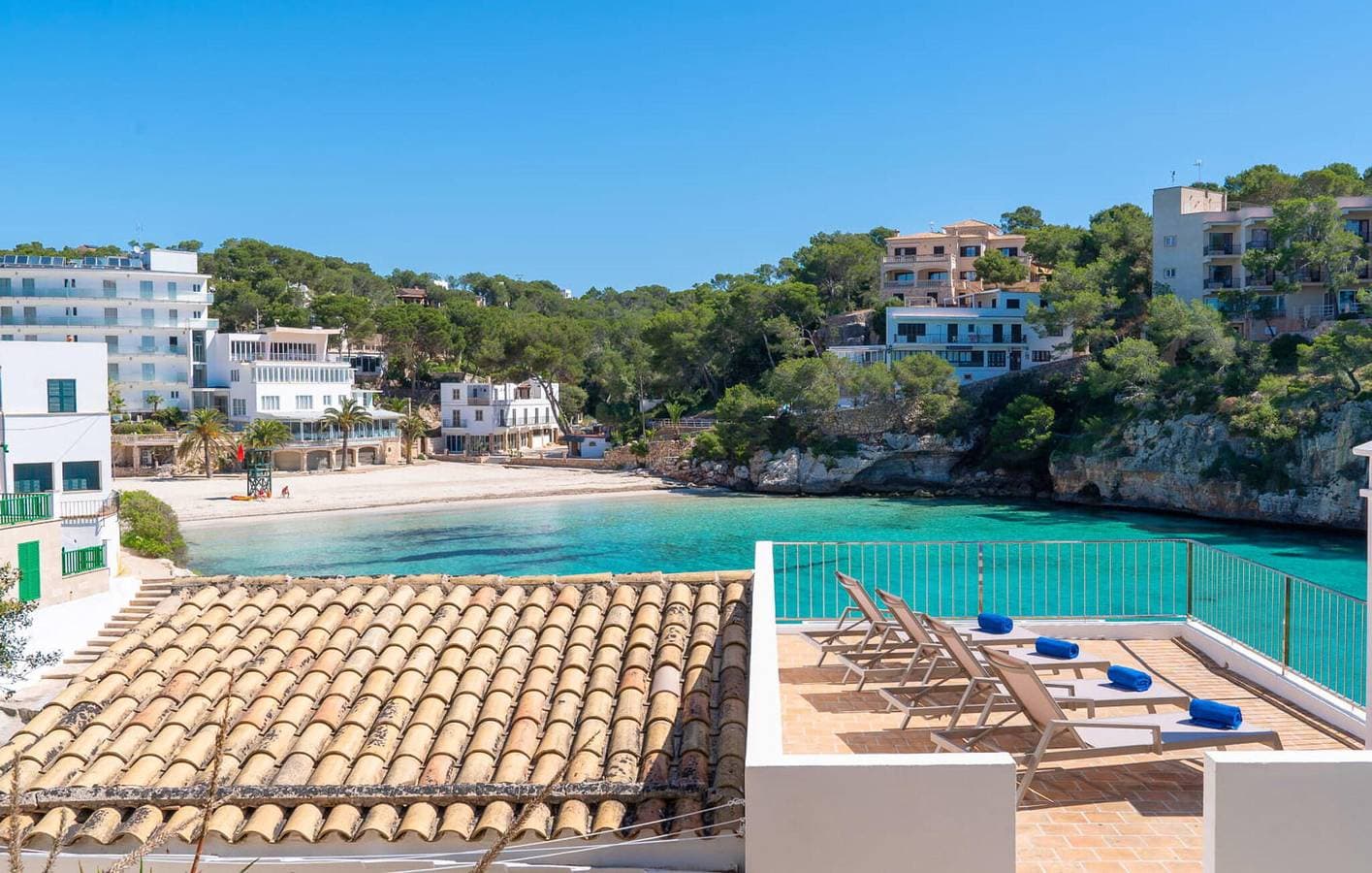 Foto 12 von 27: Gemütliches Strandappartement mit Terrasse - Blick auf Cala Llombards