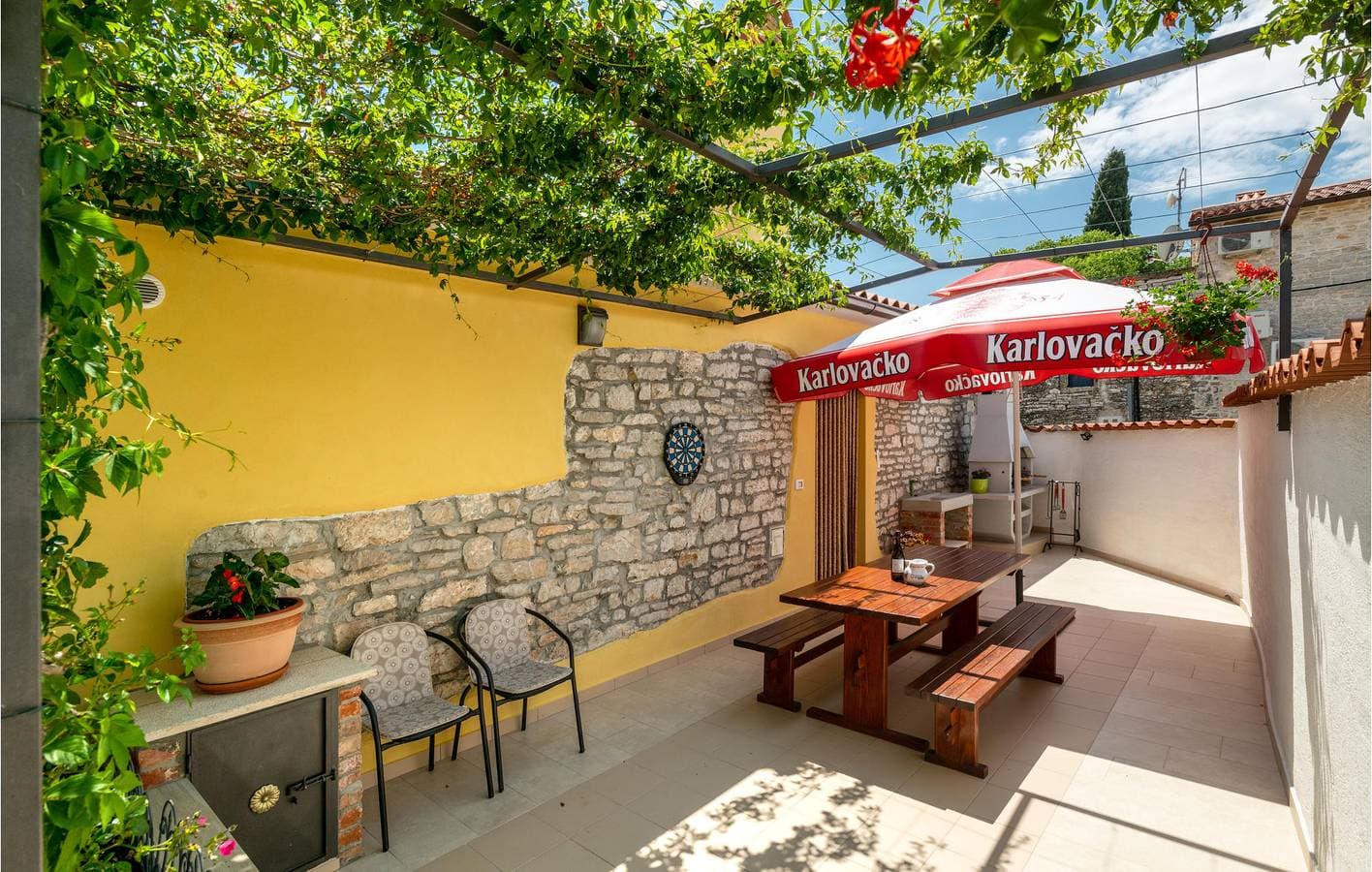Foto 3 von 27: Charmante 2-Zimmer-Wohnung mit Terrasse und WLAN in der Nähe des Restaurants Vorichi