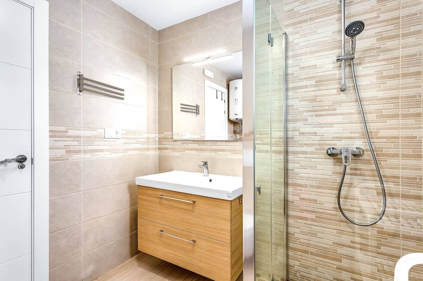 Foto 10 von 25: Ferienwohnung 'Torreblanca Deluxe Holiday Home' mit Meerblick, Gemeinschaftspool & WLAN
