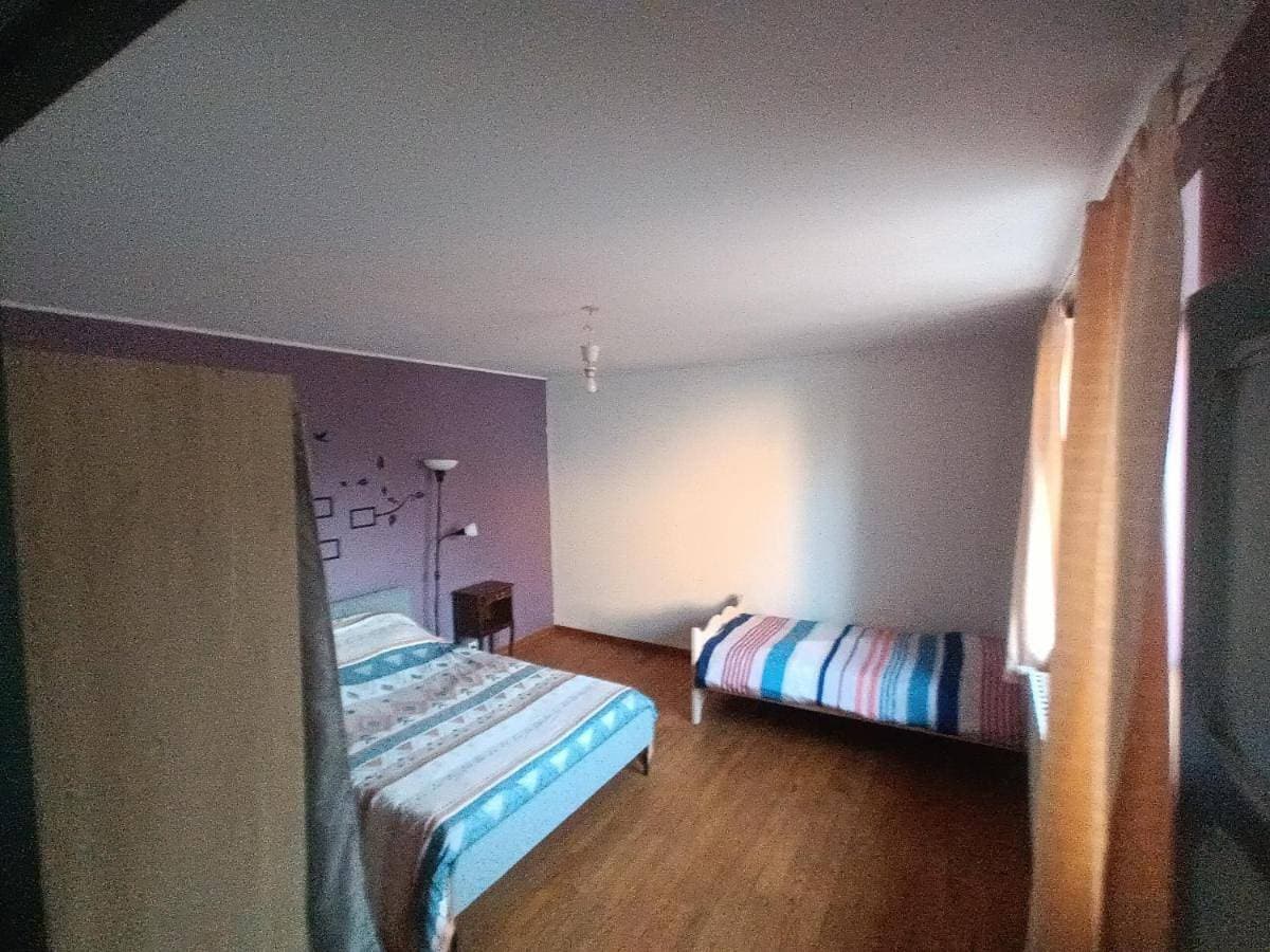 Foto 4 von 6: Three-Bedroom House