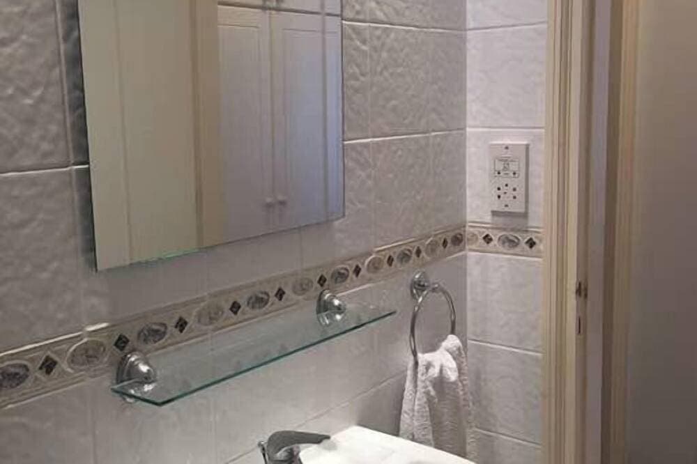Foto 5 von 19: Limnaria: Modern 1 Bed, Pool Views, 5min To Beach