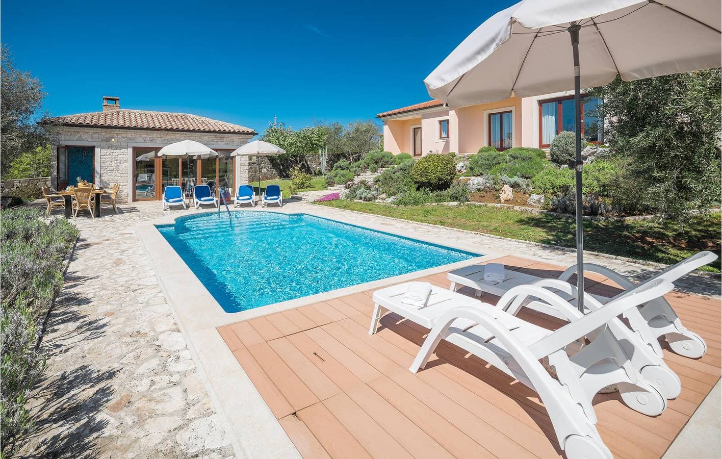 Foto 6 von 53: Gemütliche 1-Zimmer-Wohnung mit Pool, WLAN und Parkplatz in der Nähe von Montrin