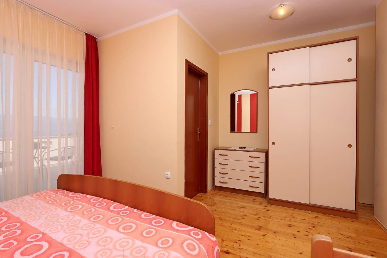 Foto 12 von 23: Zimmer mit Terrasse und Meerblick Vrbnik, Krk S-5299-a