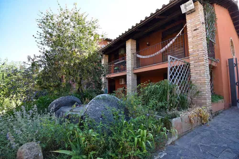 Foto 5 von 7: Tower mini suite in historic farmhouse steps from lake beach