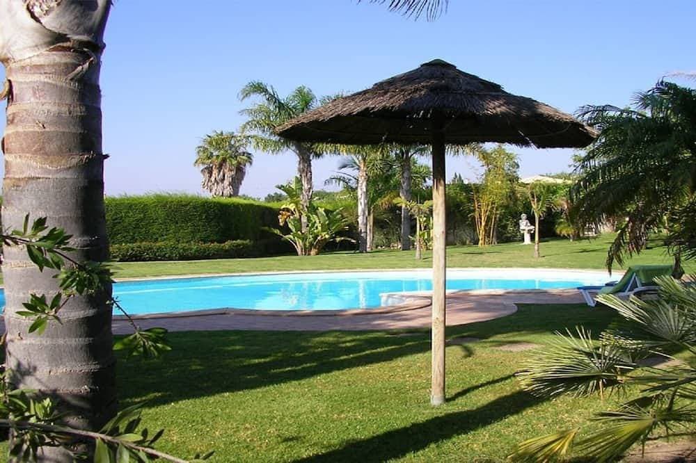 Bungalow with pool, gardens and lake. 1