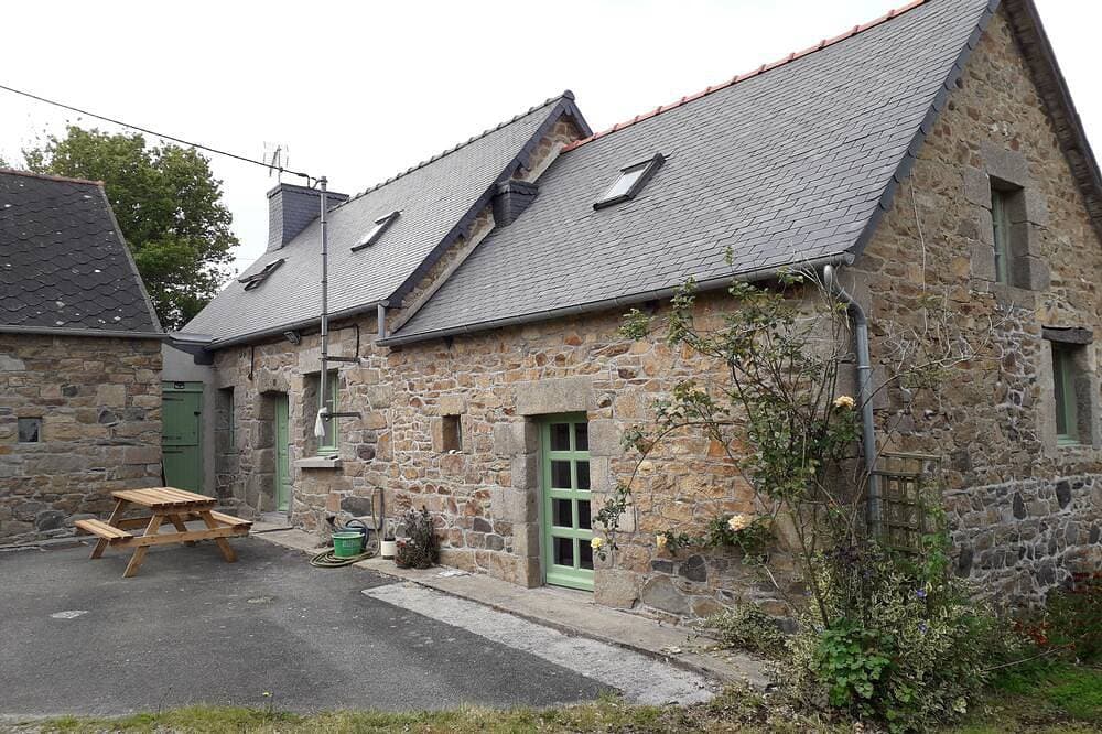 Steinhaus auf dem Land in der Nähe des Dorfes 1