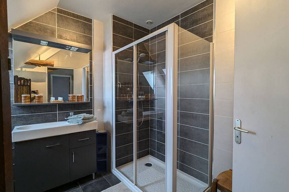 Foto 5 von 20: Gemütliches Zimmer mit Sitzecke und Frühstück