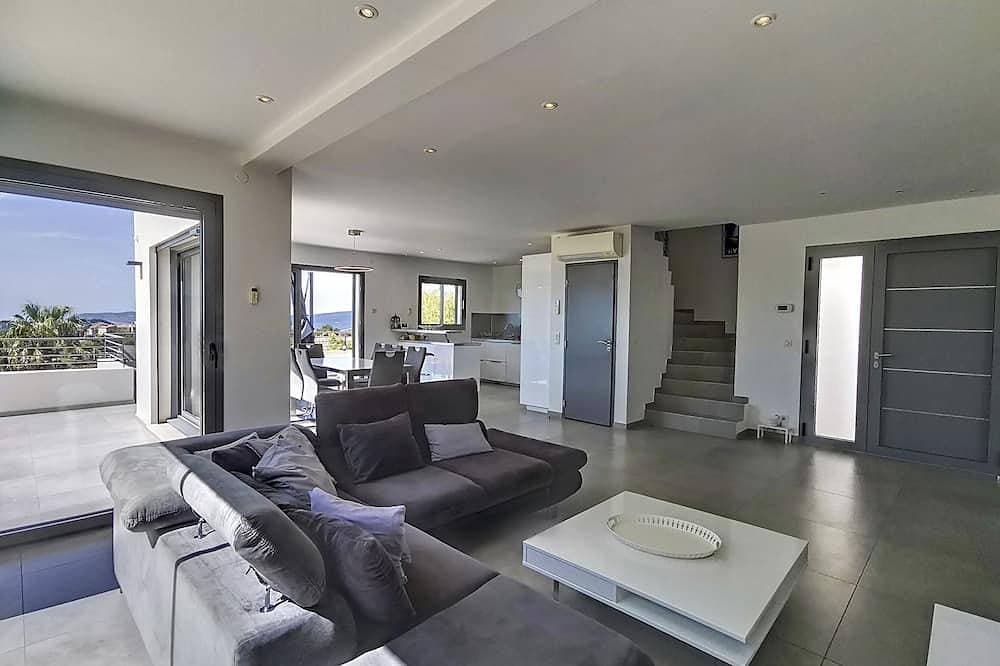 Foto 7 von 30: Neue Ferienvilla mit Pool mit herrlichem Meer- und Dorfblick