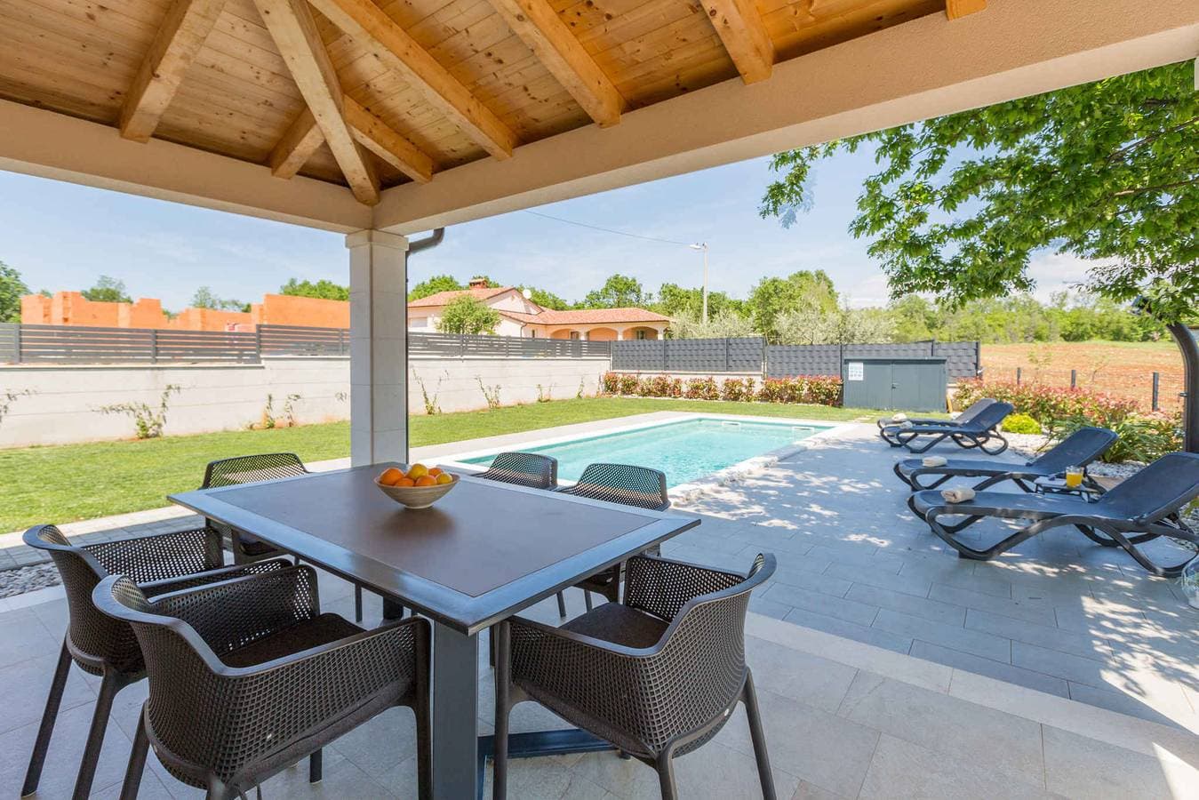 Foto 6 von 47: Ferienhaus mit Pool und schöner überdachter Terrasse