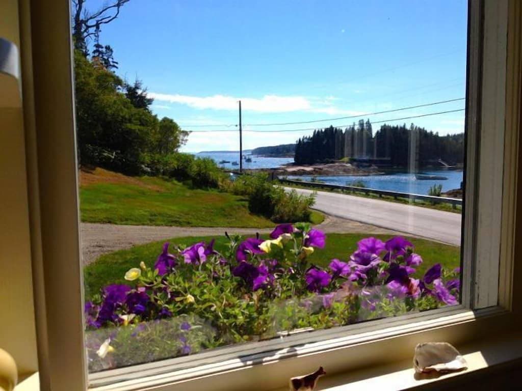 Foto 6 von 47: Sea Sparkle: Sunny Village Cottage mit Künstler-Studio und Panoramablick auf das Meer