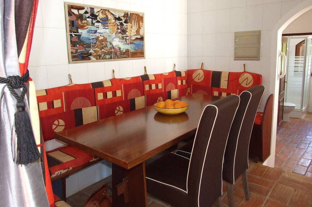 Foto 12 von 21: Komplett Zugelassene, Registrierte Vila, Klimatisiert mit Eigenem, Beheiztem Pool, Ruhige Lage