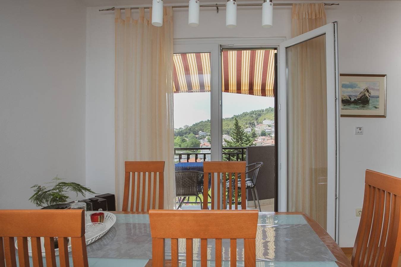 Apartment mit Balkon in der Nähe von Split und Omiš

 1