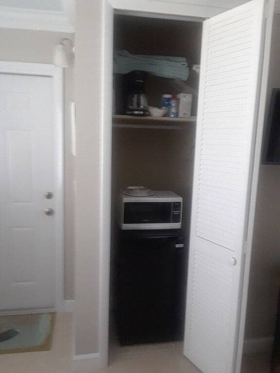 Foto 12 von 17: Clean affordable Vac. rental suite 2 miles to beach 3 priv, rms. Liv, Bed, Bath