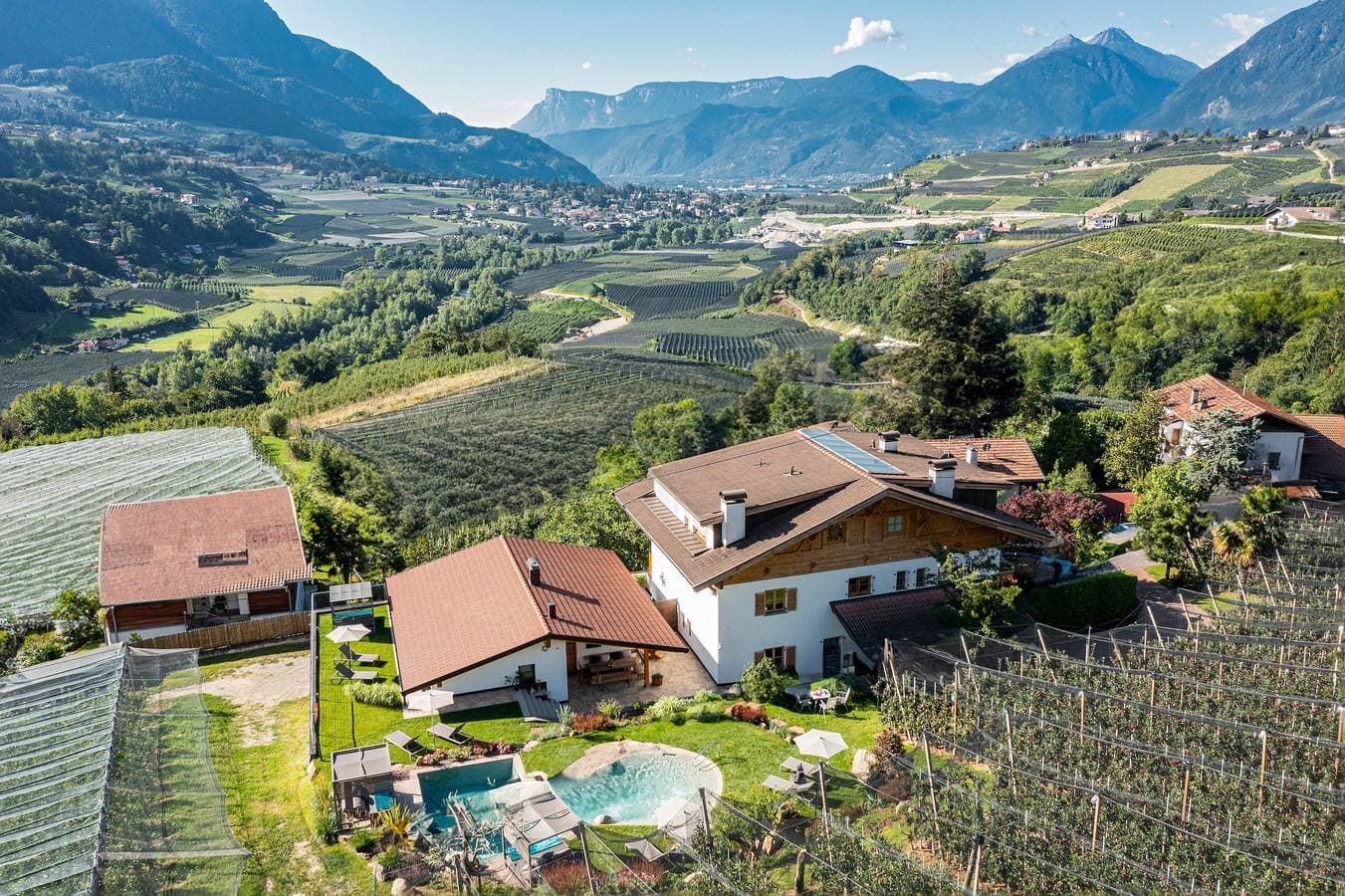Foto 8 von 26: Ferienwohnung "Feldhof Apfeloase" mit Salzwasser Pool, Panoramaliegewiese und Balkon