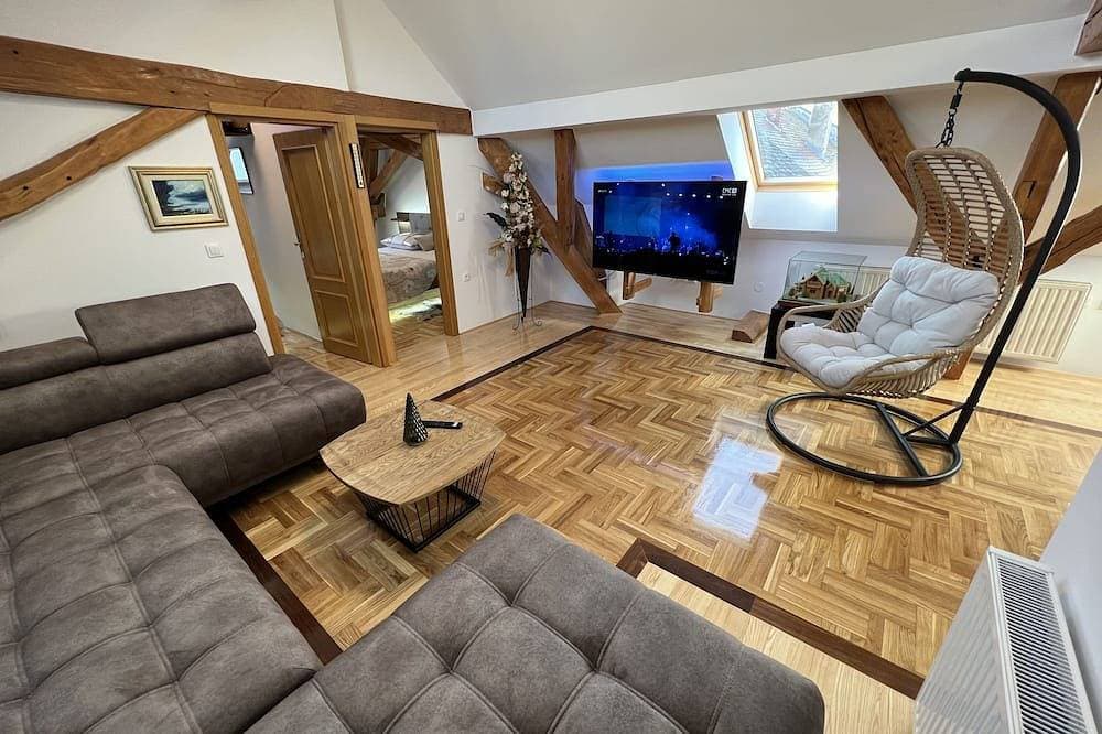 Foto 12 von 30: La Luna ⭐⭐⭐⭐⭐ Rustic Deluxe Apartment with Pool & Jacuzzi Bikes and Parking