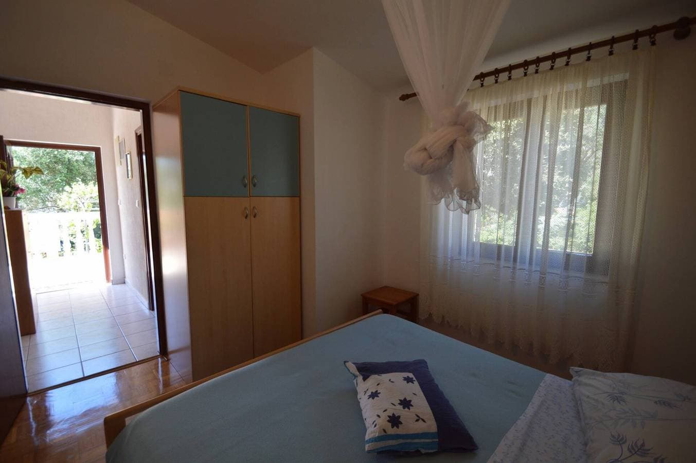 Foto 4 von 16: Apartment Franka 1, Wohnfläche 84 m2. Es verfügt über zwei Schlafzimmer, ein Badezimmer mit Badewanne, ein Wohnzimmer, ein Esszimmer und eine Küche. Das Apartment verfügt über eine große Terrasse und einen privaten Parkplatz.