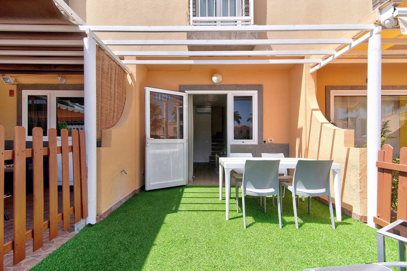 Foto 4 von 24: Ferienwohnung 'Oasis Pool View' mit Gemeinschaftspool, WLAN und Klimaanlage