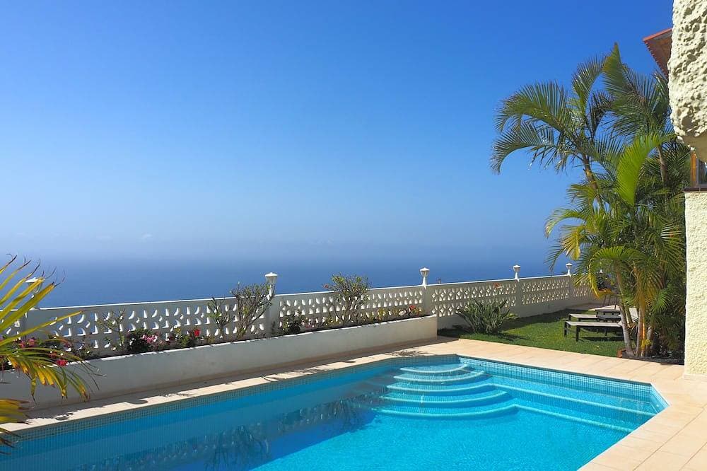 Villa in ruhiger Lage mit erstklassigem Blick auf den Atlantik und privatem Pool 1