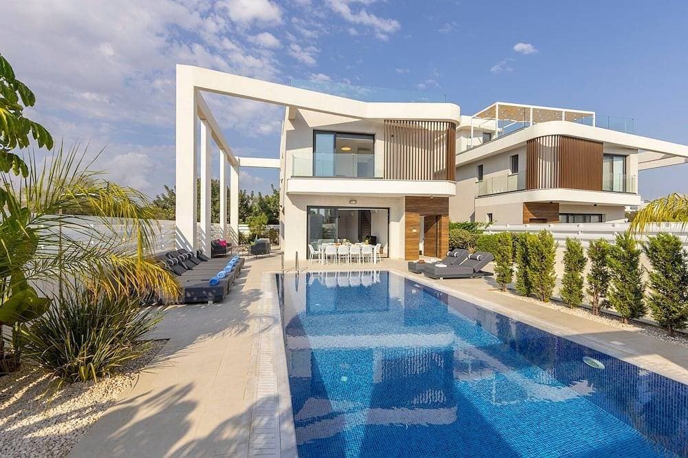 4 bedroom villa In Nissi beach 1