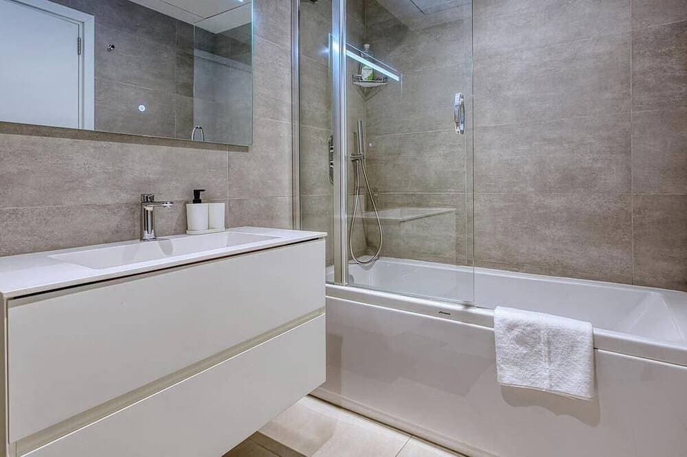 Foto 8 von 30: Luxury Living with Pool in Mercury Tower
