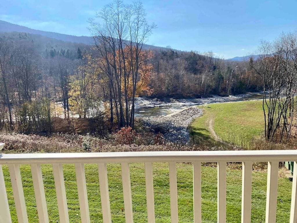 Foto 12 von 32: River & Loon View Studio | Remodeled Kitchen | Indoor Pool | Walk to Town