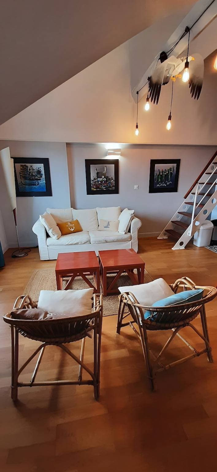 Foto 8 von 30: Südausrichtung direkt am Wasser mit Pool, Terrasse und Meerzugang