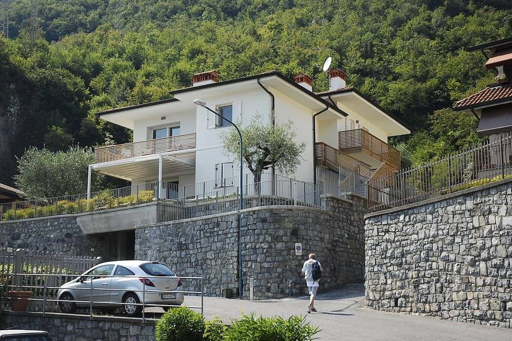 Haus mit Seeblick und am Waldrand auf dem Lovere Hügel 1