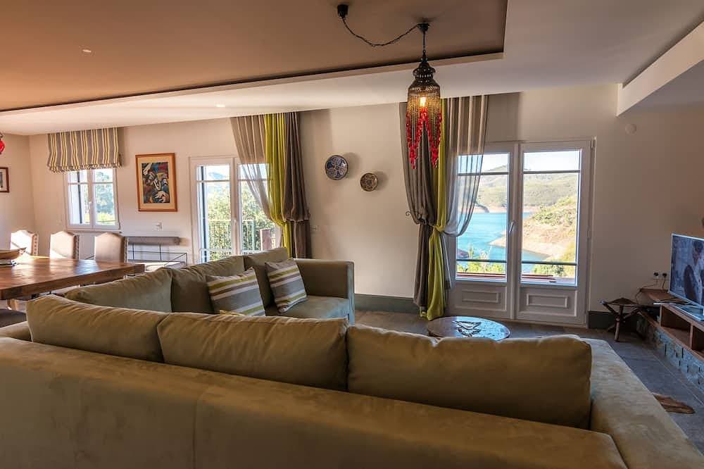 Foto 2 von 30: Luxuriöse Villa mit Pool und idyllischer Seenlandschaft