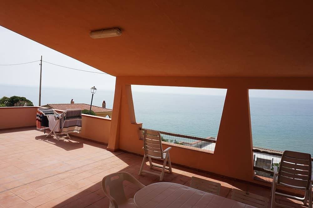 Sea view house 2 minutes walk from the main beach 1