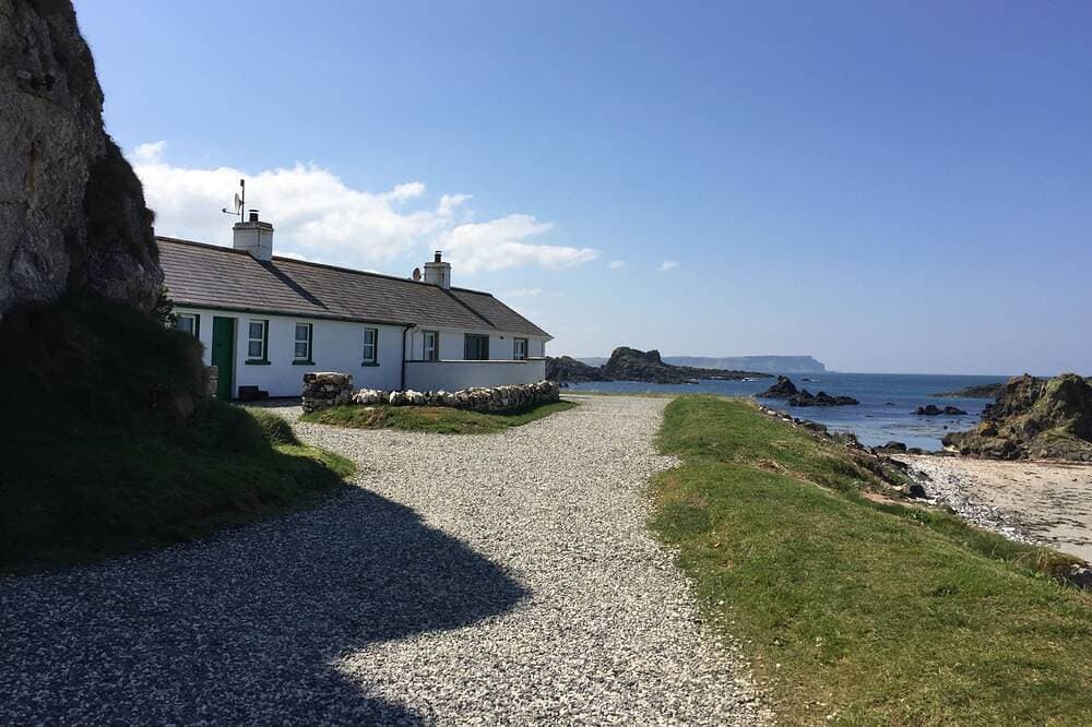 Schönes Ferienhaus direkt am Meer, weitläufige private Gärten, atemberaubender Meerblick. 1