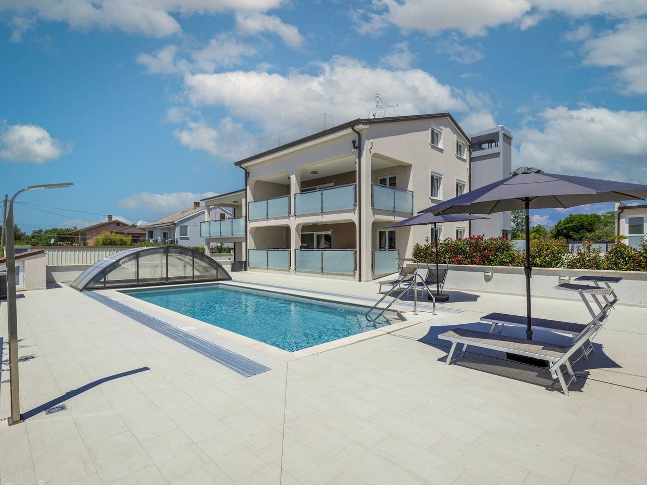 Murine 3 km von Umag: Mehrfamilienhaus Villa Galici 1