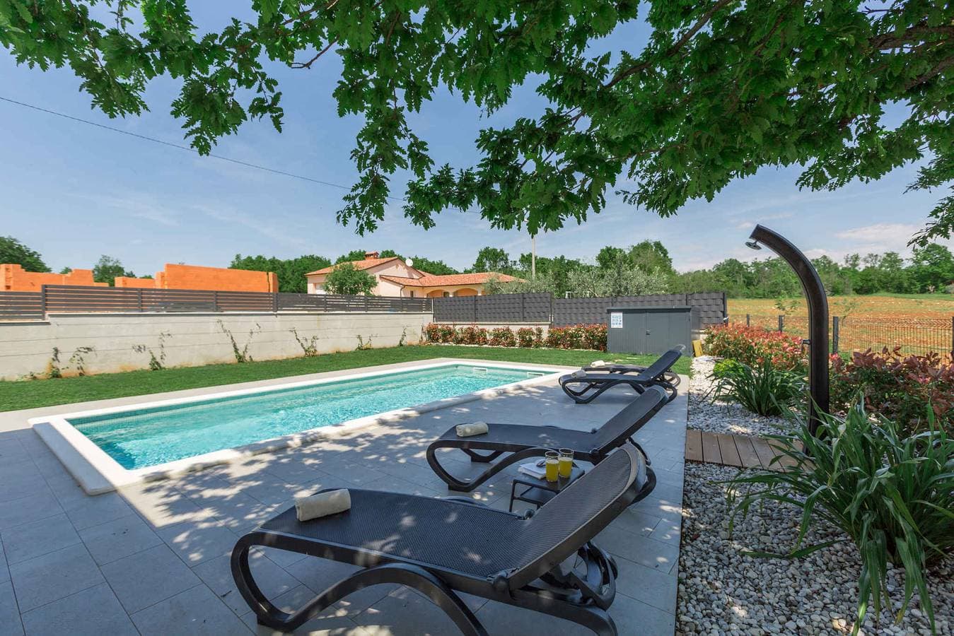 Foto 12 von 47: Ferienhaus mit Pool und schöner überdachter Terrasse