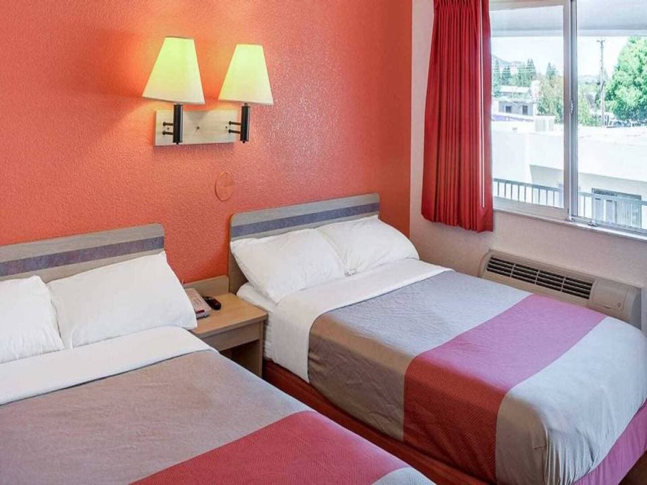 Foto 12 von 30: 2 Doppelbetten | Nichtraucherzimmer