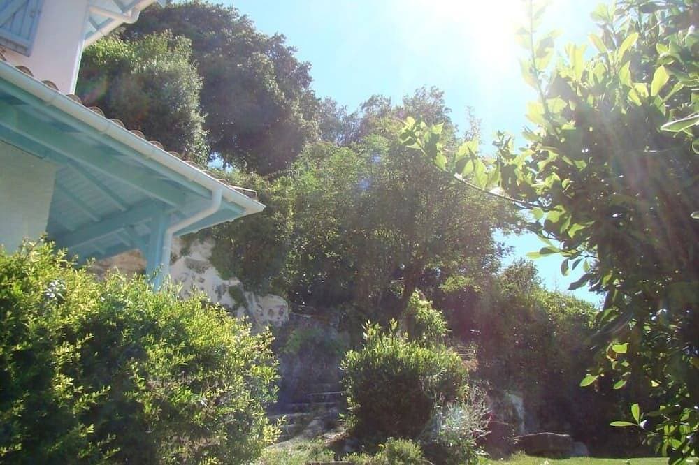 Foto 10 von 30: House on cliff facing Gironde estuary