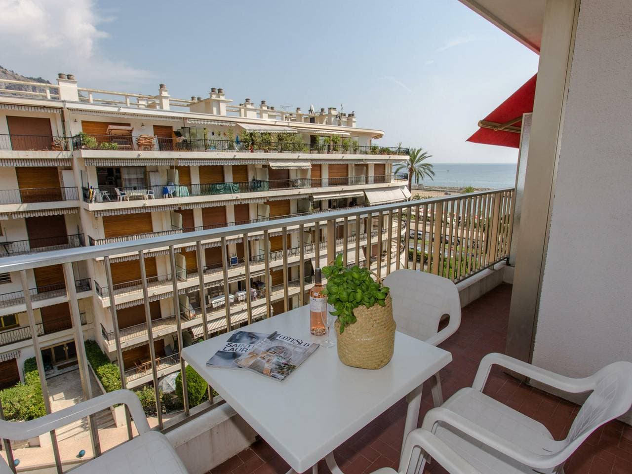 Schöne 3-Zimmer-Wohnung nahe Strand mit Terrasse, privatem Parkplatz und Klimaanlage 1