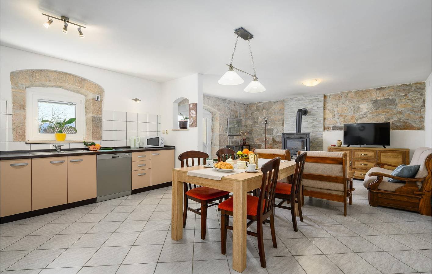 Foto 7 von 37: Reizendes Apartment mit einem Schlafzimmer, Pool, Parkplatz und Terrasse in der Nähe des Flusses Raša