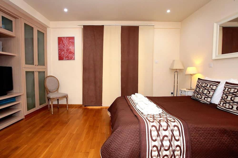 Foto 5 von 30: Ithaki Finikoudes Beach Front Apartment, einer der berühmtesten Strände in Zypern