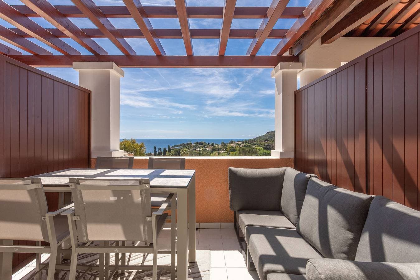 Foto 2 von 28: Appartement 'Cap Esterel – Pool' mit Meerblick, WLAN & Klimaanlage
