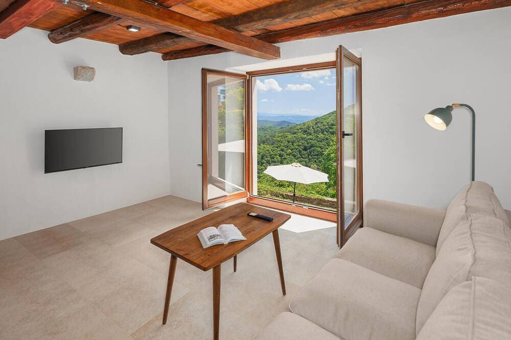 Foto 7 von 30: Nice home in Oprtalj with house a panoramic view