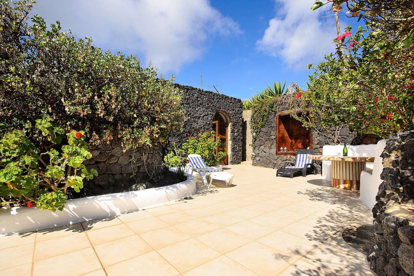 Foto 2 von 30: La Bodega – Am Vulkan mit Klavier, Meerblick, privater Terrasse und WLAN